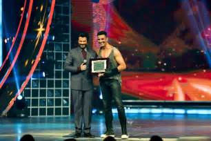 akshay kumar with anil kapoor at sony guild film awards 2015 | Akshay Kumar Awards Performance ...