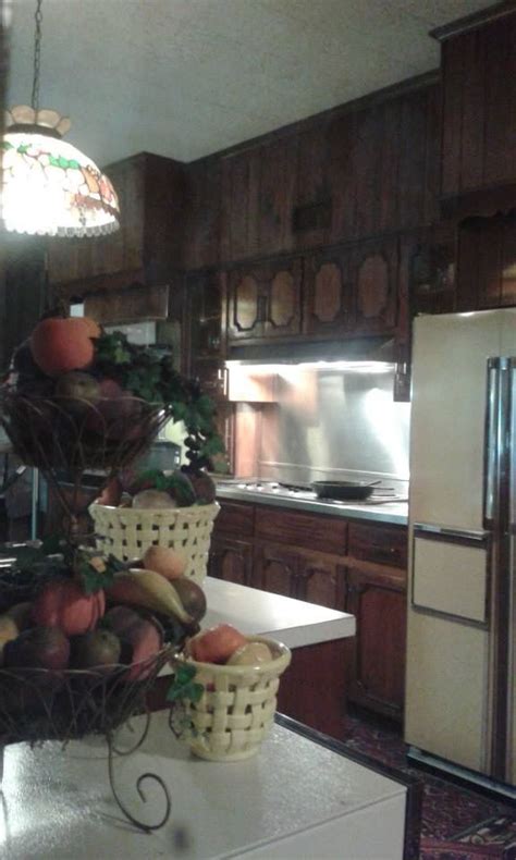 Another view of the kitchen at Graceland. I would have loved to sit and ...