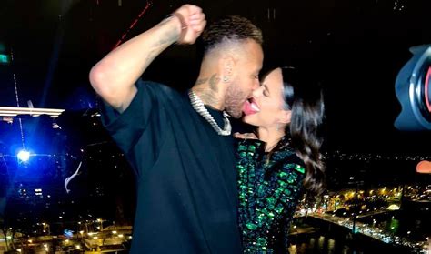 Neymar completa 31 anos e Bruna Biancardi se declara: 'Te amo'