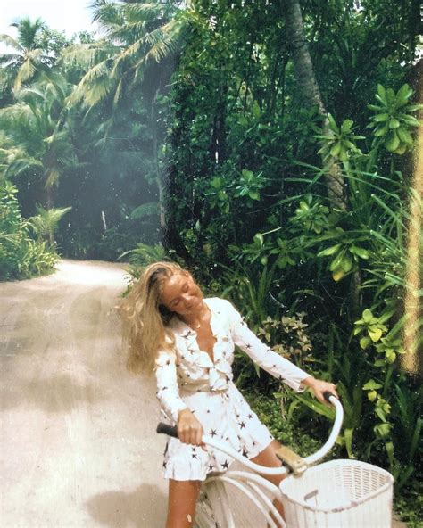 V happy island girl Outdoors Aesthetic, Boho Aesthetic, Aesthetic ...