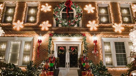 How to visit Dyker Heights Christmas lights in NYC - Hellotickets