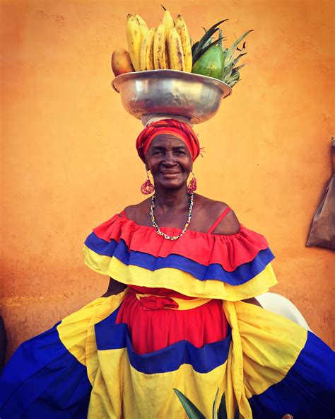 Traditional Cartagena fruit lady Cartagena, Colombia | African beauty, African culture, African ...