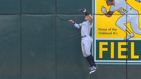 Aaron Judge makes leaping catch