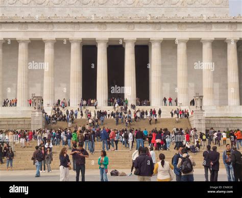 Tourists at the Lincoln memorial in Washington DC Stock Photo - Alamy