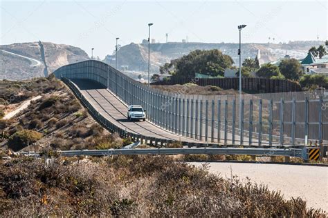 San Diego-Tijuana International Border Wall and Border Patrol Vehicle — Stock Photo ...