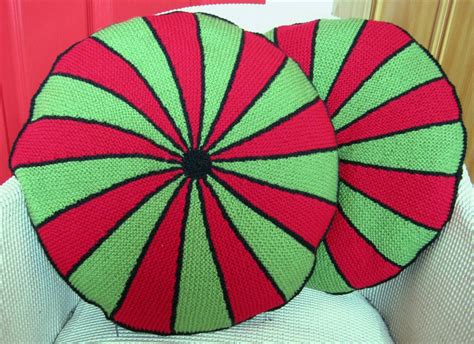 Sixties Spirit: Vintage-style round striped cushions
