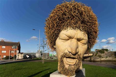 LUKE KELLY SCULPTURE AT GUILD STREET IN THE DOCKLANDS - I USED A SIGMA ...