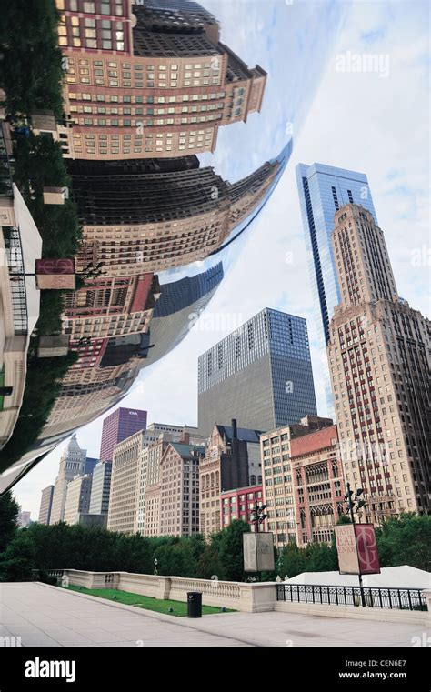 Cloud Gate and Chicago skyline Stock Photo - Alamy