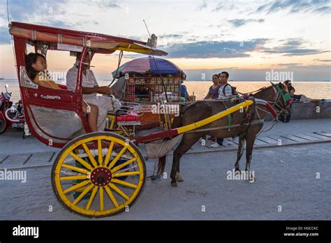 Kalesa at Manila Bay, Philippines Stock Photo - Alamy