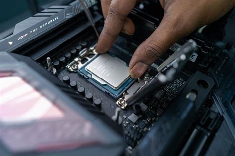 How to Install Intel or AMD CPU on Your Motherboard (2024) | Beebom