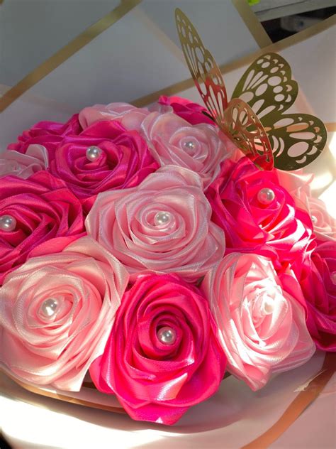 Rosas eternas 🩷 en 2023 | Manualidades, Ramo de cintas, Arreglos florales diy