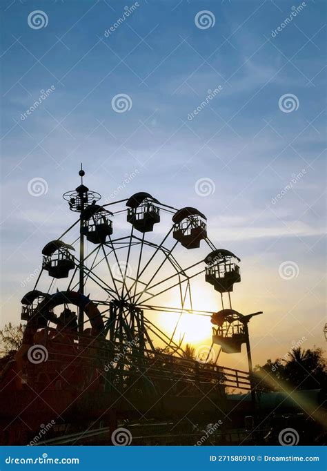 Silhouette of Ferris Wheel at Sunrise, Ferris Wheel Sunset with Cloudy Sky between Trees and ...