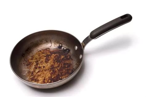 Genius tip gets a burnt pan clean again using just coca-cola or salt! - RSVP Live