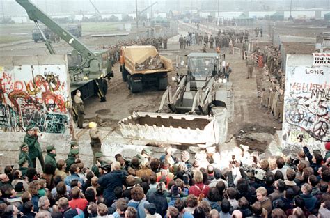 The Fall of Berlin Wall – When did the wall come down and why was it ...