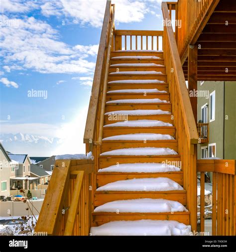 Escalera de madera exterior cuadrado de una casa cubierta de nieve durante la temporada de ...