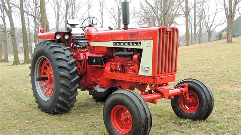 Farmall 806 - Wide Axle Farmall | fonewall