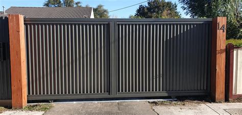 ColorBond Gate Complete Old Style 1440mm X 1800mm Mist Green/Pale Eucalypt | ubicaciondepersonas ...