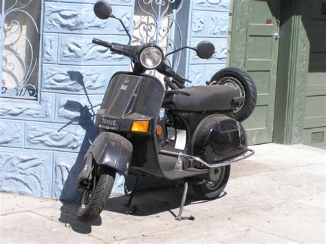 File:Bajaj chetak scooter 01.jpg - Wikipedia