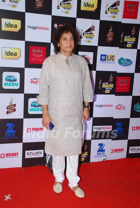 Zakir Hussain poses for the media at Radio Mirchi Awards Photo