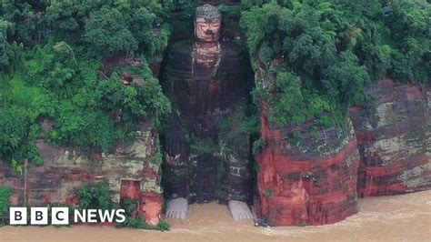 China record floods wet feet of Leshan Giant Buddha - BBC News