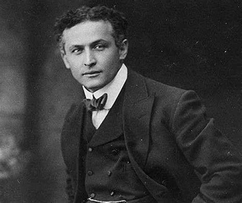 Harry Houdini Biography - Life of Hungarian-American Magician