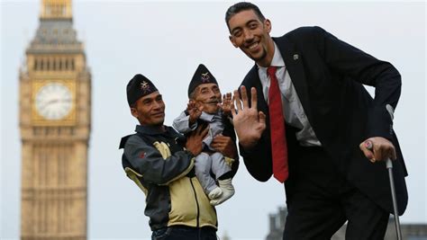 The Moment the World’s Tallest Man Meets the World’s Smallest - ABC News