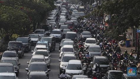 Masuki PSBB Transisi, Jalanan Jakarta Macet Banget! - Foto 7