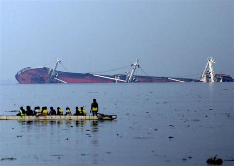 Sinking cargo ship in Manila Bay draws in curious crowd | GMA News Online