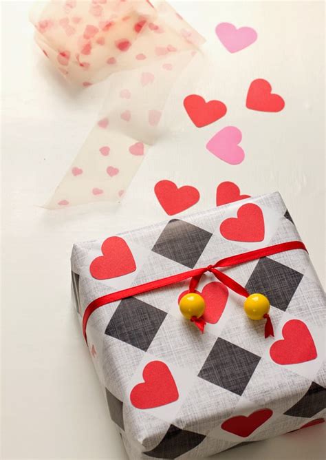 Molly Mell: DIY Valentine's gift wrap