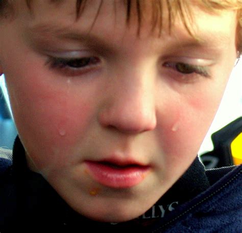 File:A child sad that his hot dog fell on the ground.jpg - Wikimedia ...
