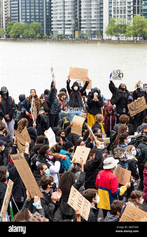 Protesters holding protest signs hi-res stock photography and images ...