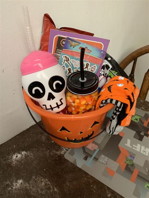 Halloween Gift Basket | Halloween gift baskets, Diy halloween gifts, Halloween baskets