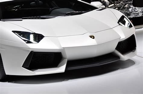 Luxury Lamborghini Cars: Lamborghini Aventador White