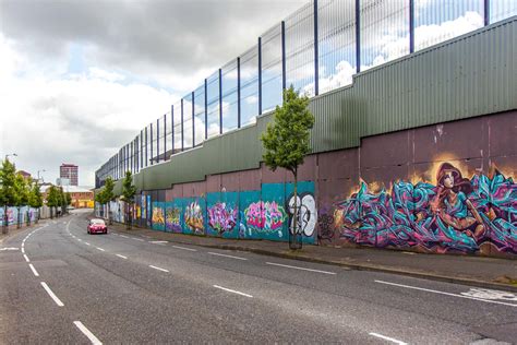 Belfast Peace Wall and its murals - how to see it for yourself (2023)