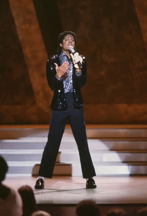 The moment Michael Jackson did his first moonwalk on TV and changed music history... - Smooth