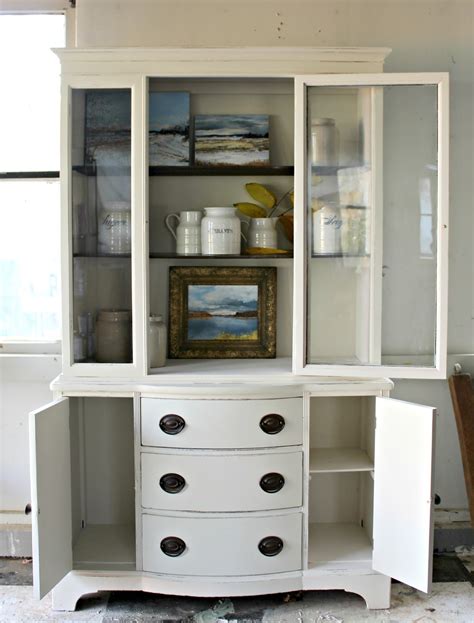 Heir and Space: A China Cabinet in White