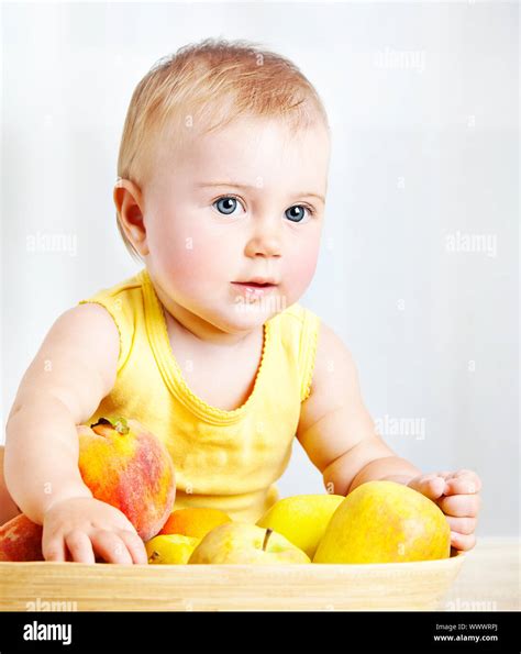 Little Baby con frutas, closeup retrato, concepto de cuidado de la salud y la nutrición de los ...