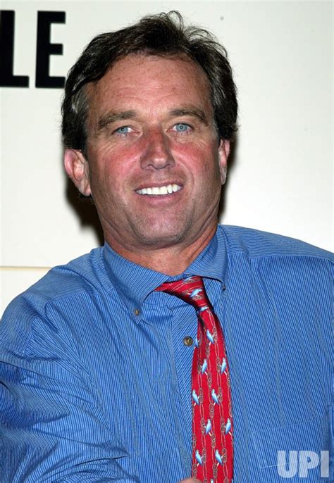 Photo: ROBERT KENNEDY JR. SIGNS NEW BOOK "CRIMES AGAINST NATURE" - NYP2004092066 - UPI.com