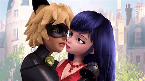 Ladybug Kissing Cat Noir Wallpaper