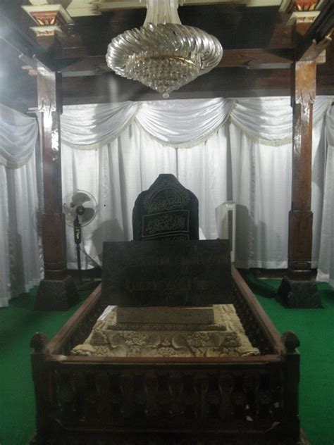 SENI LAMA MELAYU (MALAY OLDEN ART): Makam (Tomb of) Sunan Giri