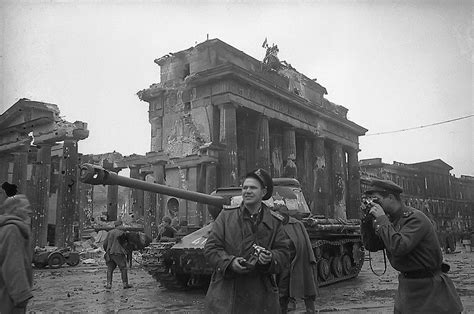 transpress nz: Soviet sightseeing at the Brandenburg Gate, Berlin, 1945