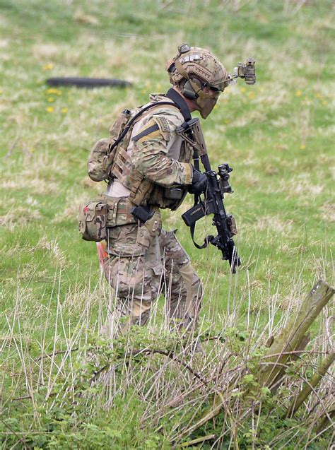 British Special Air Service (SAS) trooper during a training exercise, 2016. [1500 x 2018 ...