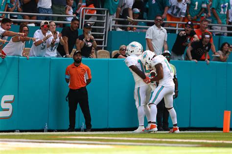 Tyreek Hill hits handcuff celebration after 80-yard touchdown following ...