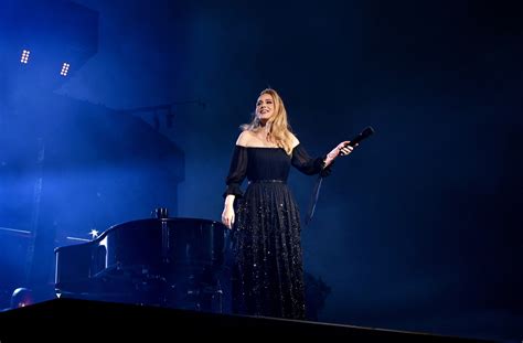 Adele Returned to the Stage in Glamorous Style | Vogue