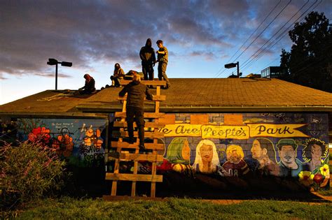 UC Berkeley makes overnight push to wall off People's Park - Los ...