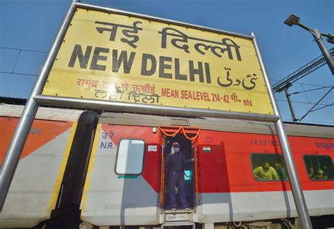 With no public transport, people left stranded at New Delhi railway station - Telegraph India