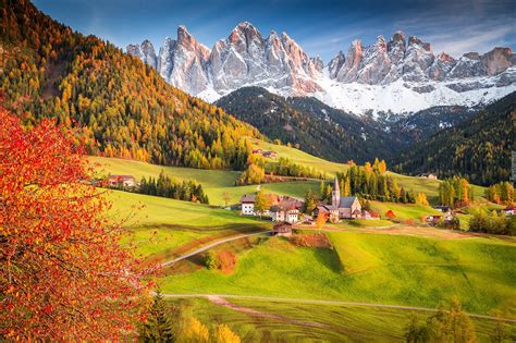 Wieś Santa Maddalena w dolinie Val di Funes we włoskich Dolomitach