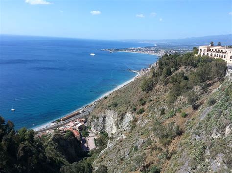 Piazza IX Aprile in Taormina - Sicily - TravelTaormina.com