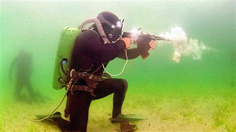 tunnustaa Frank Worthley juoru scuba rifle huomaavainen Pakkaa laittamaan Levitä