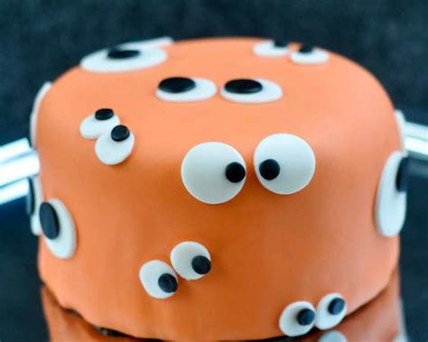 Beki Cook's Cake Blog: Easy Halloween Eyeballs Cake